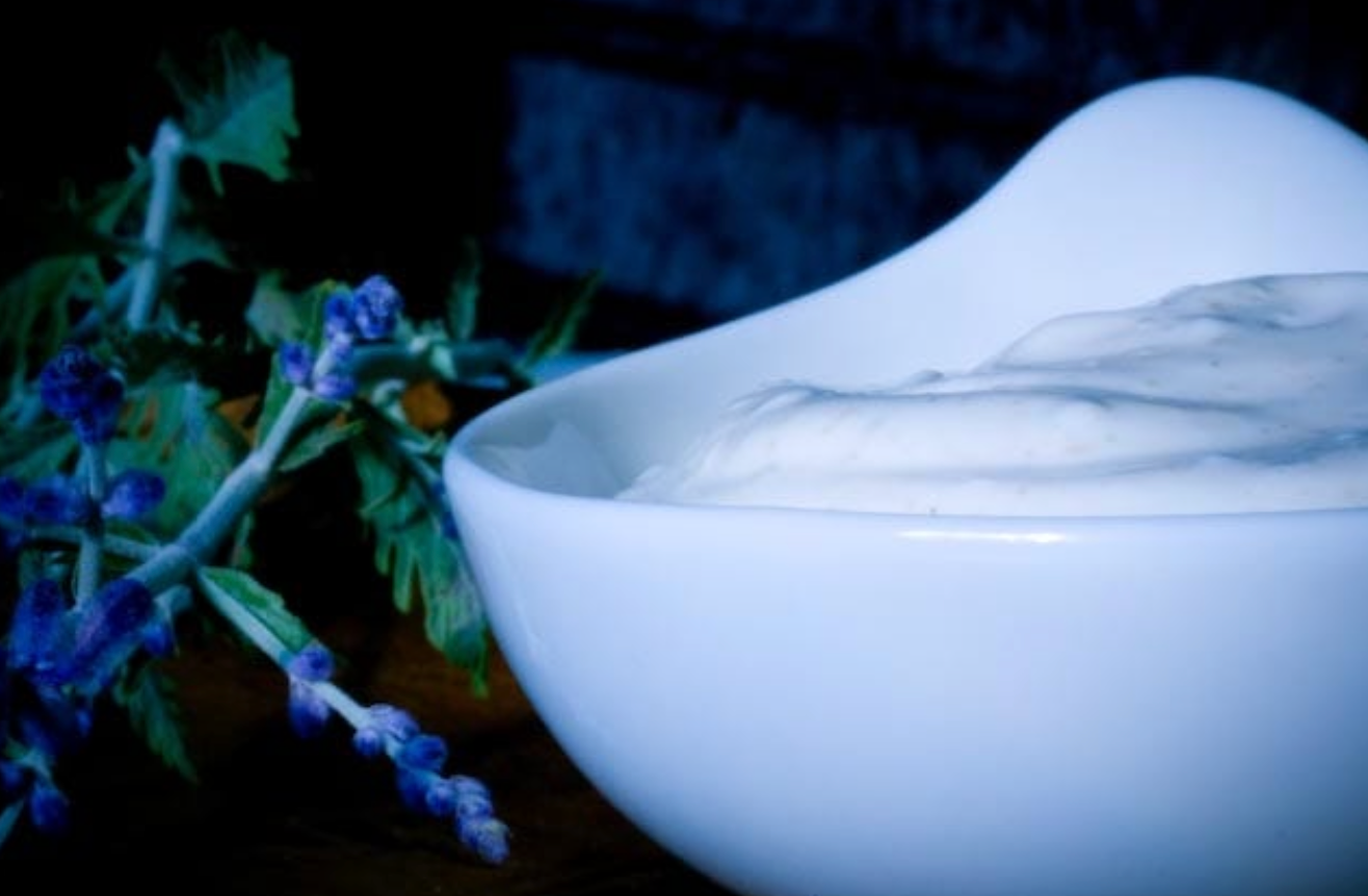 White ceramic container with marbled design on a dark background