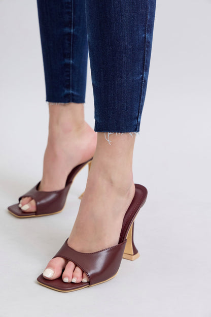 Emily Mid-Rise Skinny w/ Raw Hem Jeans